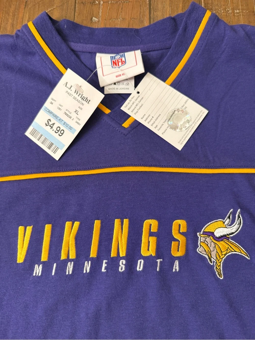 NFL Minnesota Vikings Embroidered V-Neck Tee Men’s XL NWT